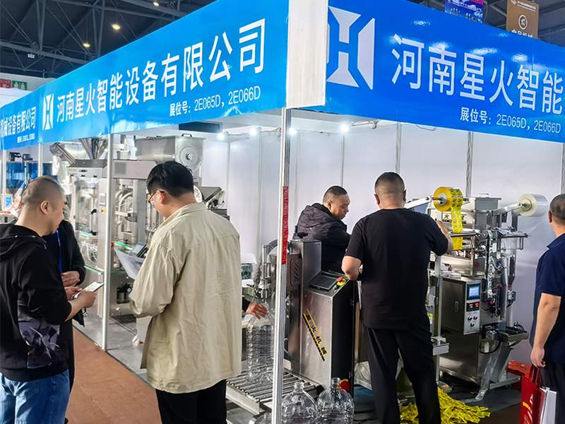 星火全自动多头液体灌装机在全国糖酒交易会上成功出圈！